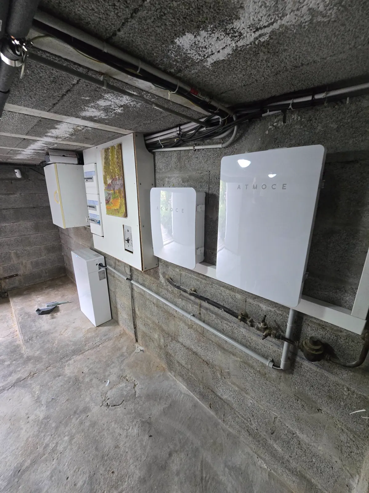 Deux batteries Atmoce et leur coffret installés dans un sous-sol à Bourgoin-Jallieu