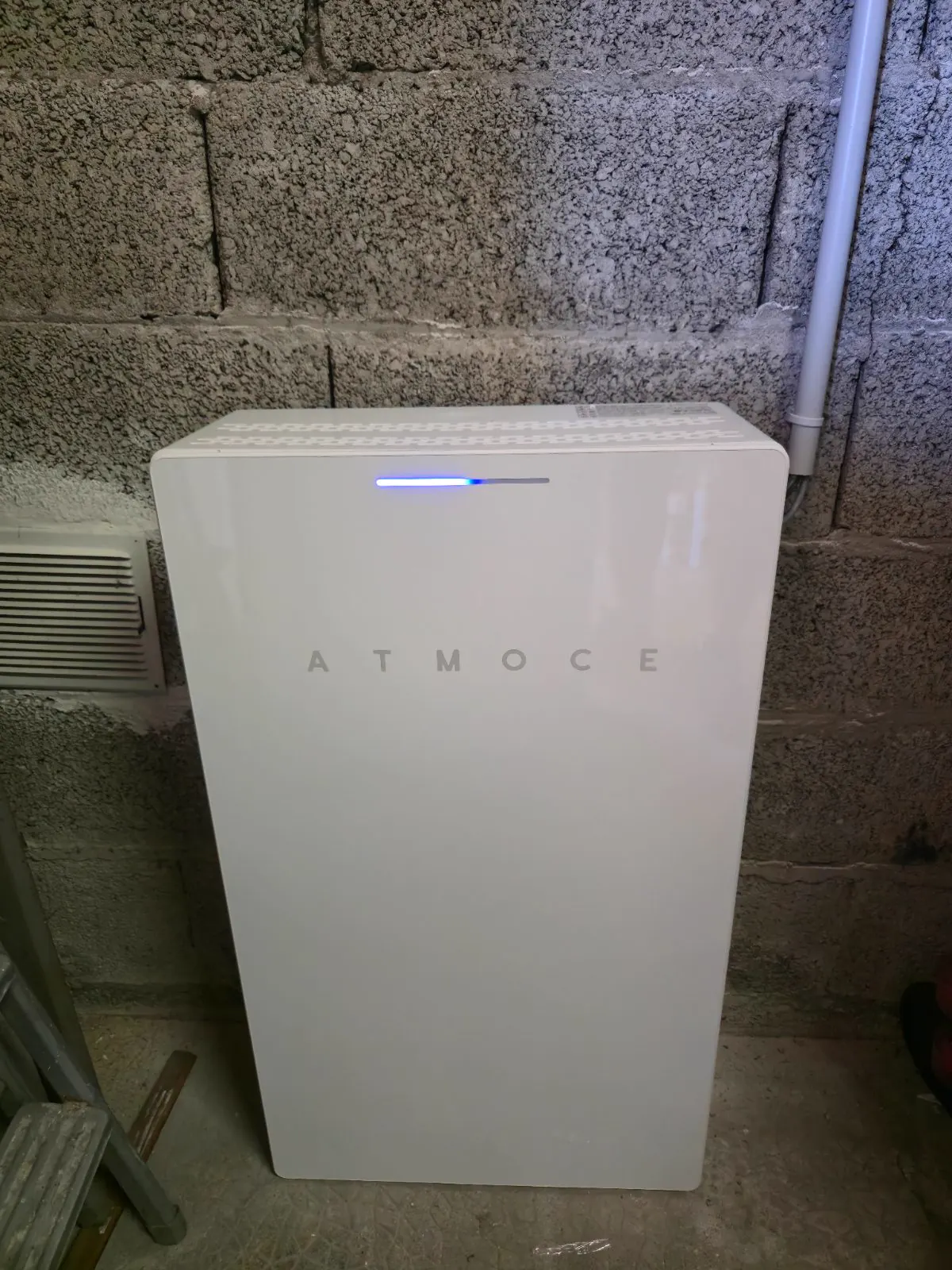 Batterie ATMOCE en fonctionnement, témoin de charge bleu allumé