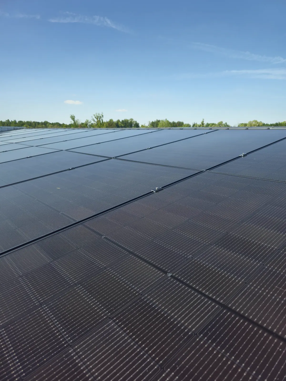 Toiture de 10 kWc couverte de panneaux solaires à Saint-Quentin-Fallavier