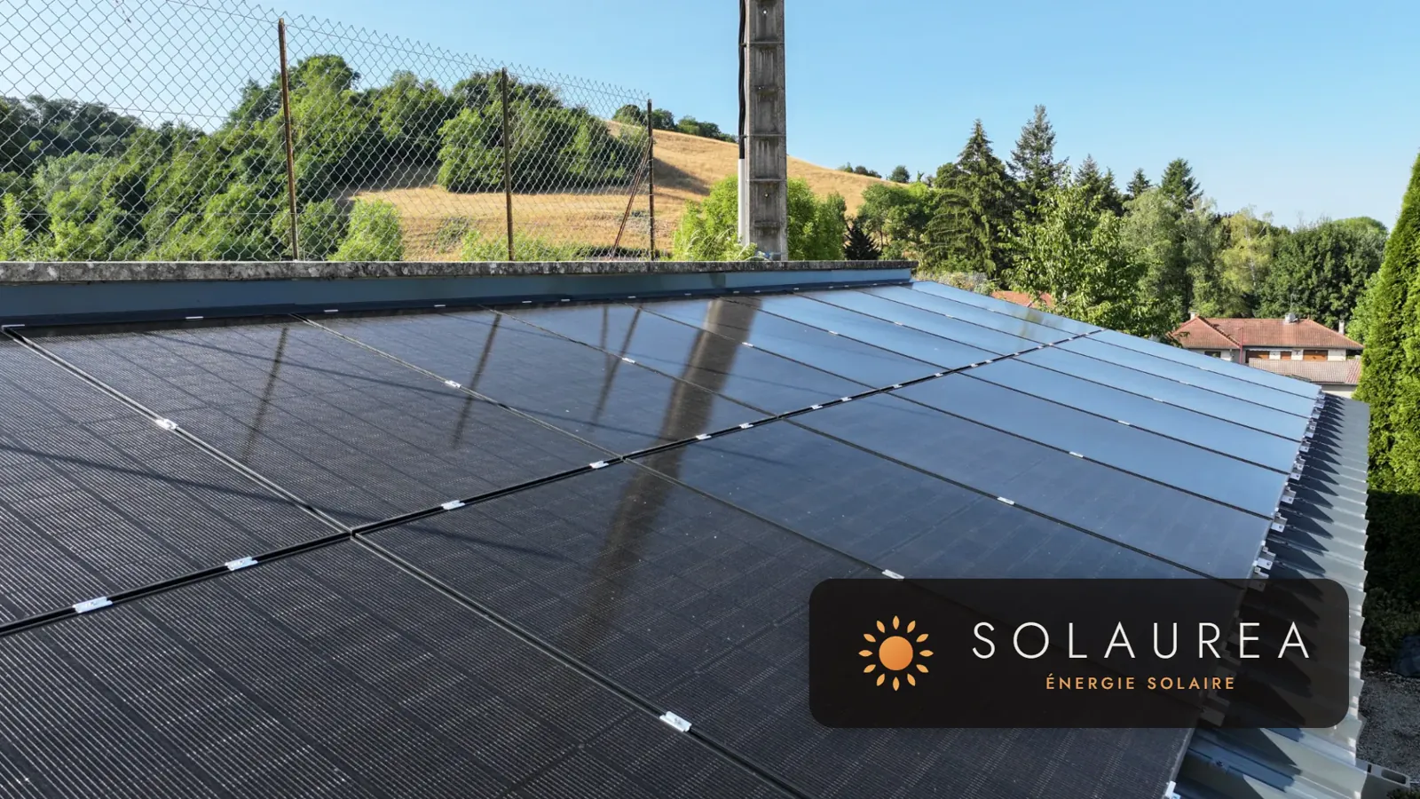 Panneaux solaires sur une grande toiture à Biol, 10 kWc