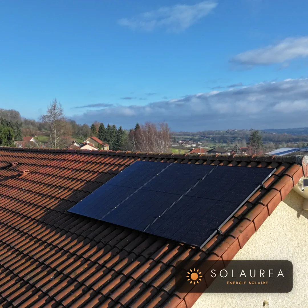 Panneaux solaires sur un toit de tuiles à Biol, sous un ciel bleu, 3 kWc