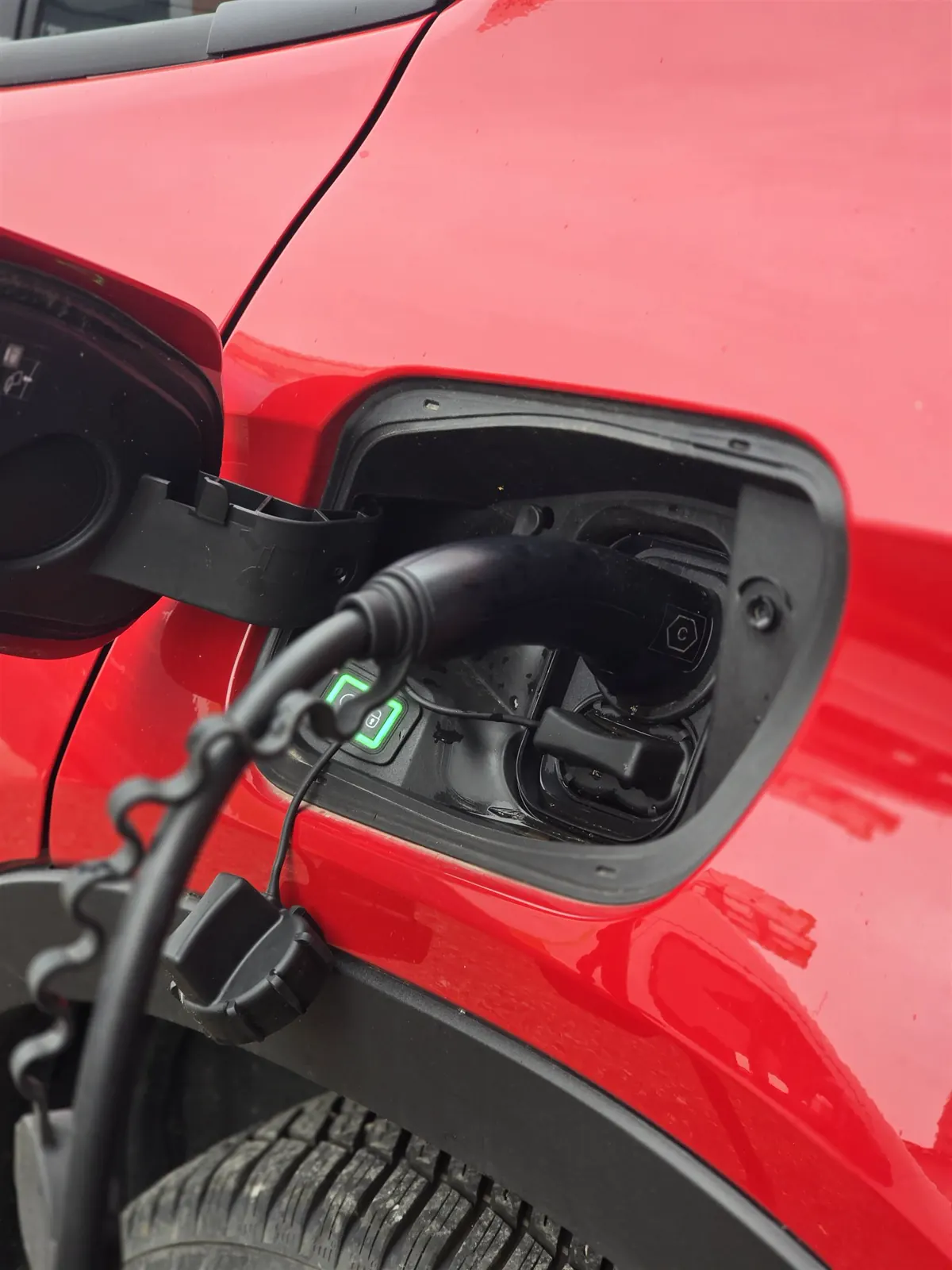 Véhicule électrique branché, témoin de charge vert allumé — chantier Solaurea