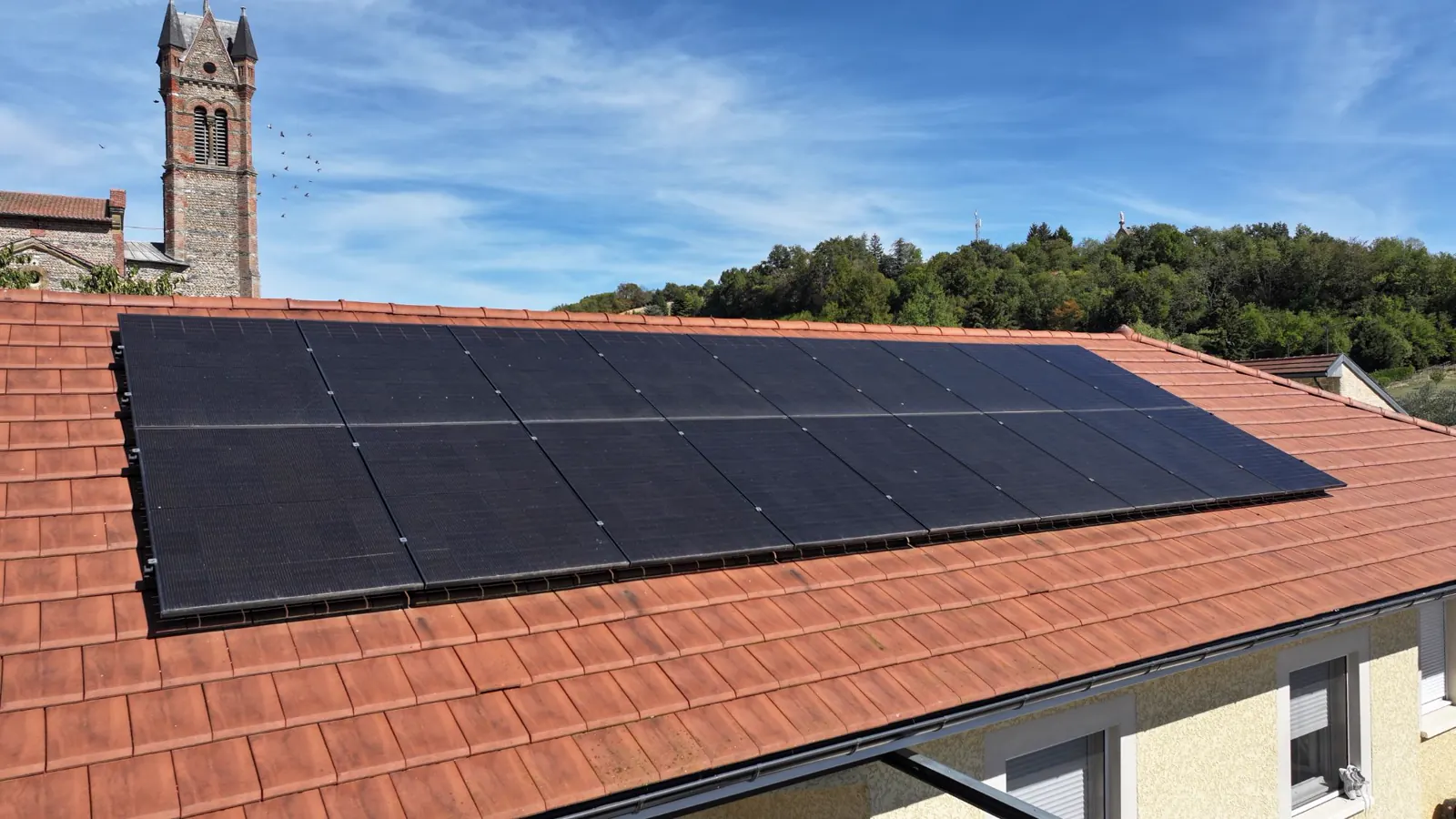 Dix-huit panneaux solaires bi-verre sur un toit de tuiles à Champier, 8 kWc