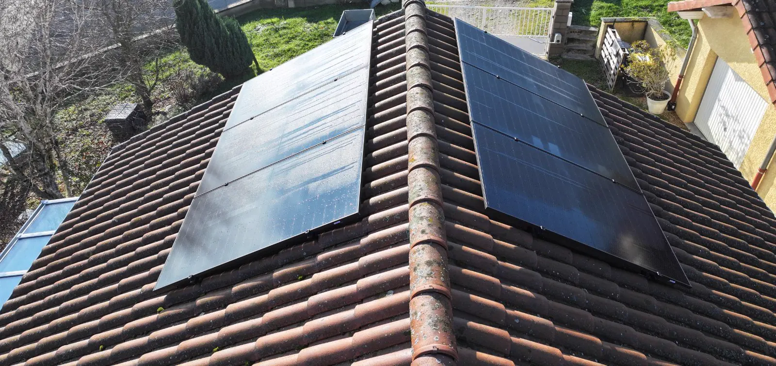 Panneaux solaires posés sur deux versants de toiture — chantier Solaurea à Biol