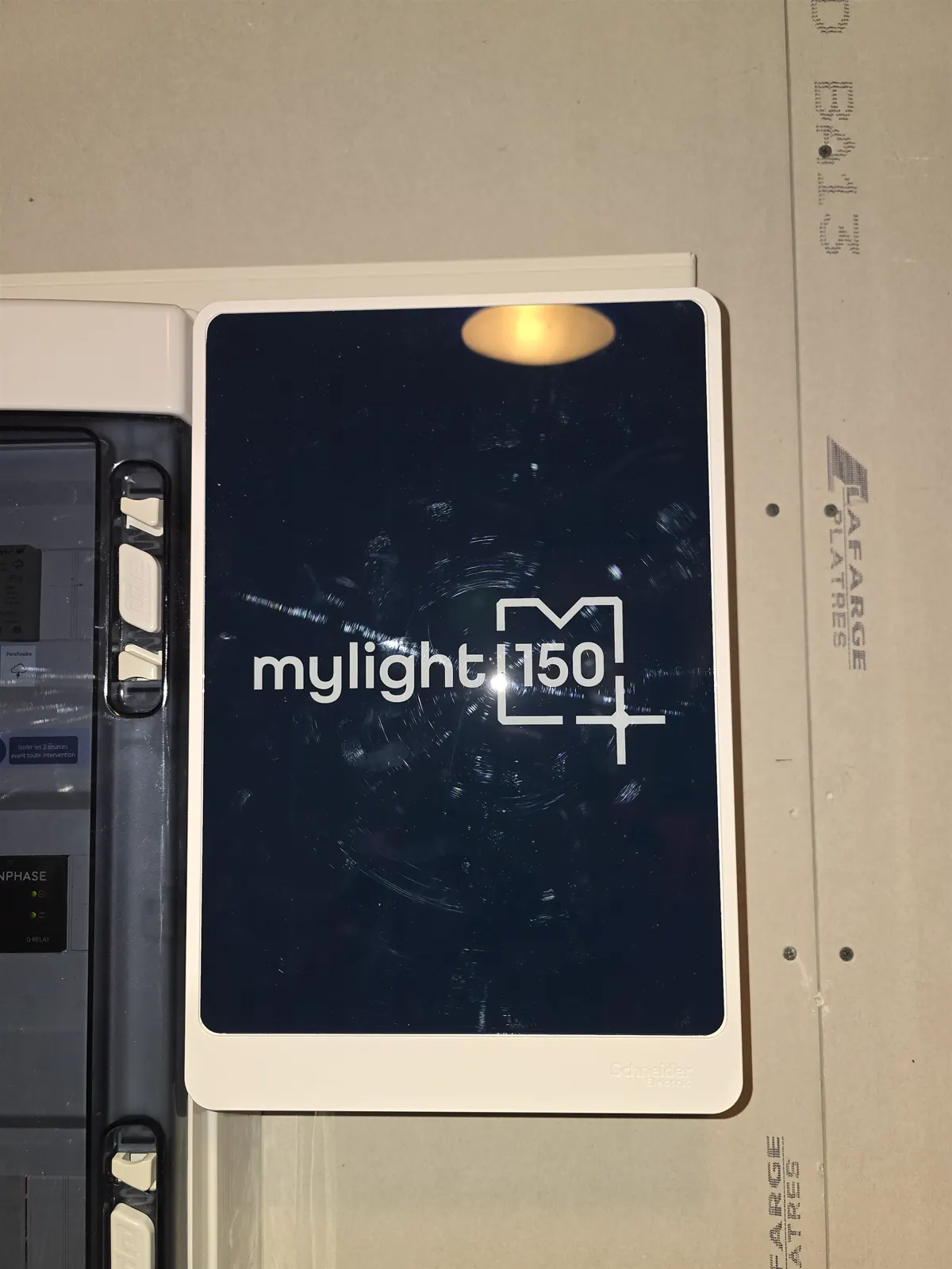 Coffret de gestion d'énergie MyLight 150 et micro-onduleurs Enphase — chantier Solaurea à Ruy-Montceau