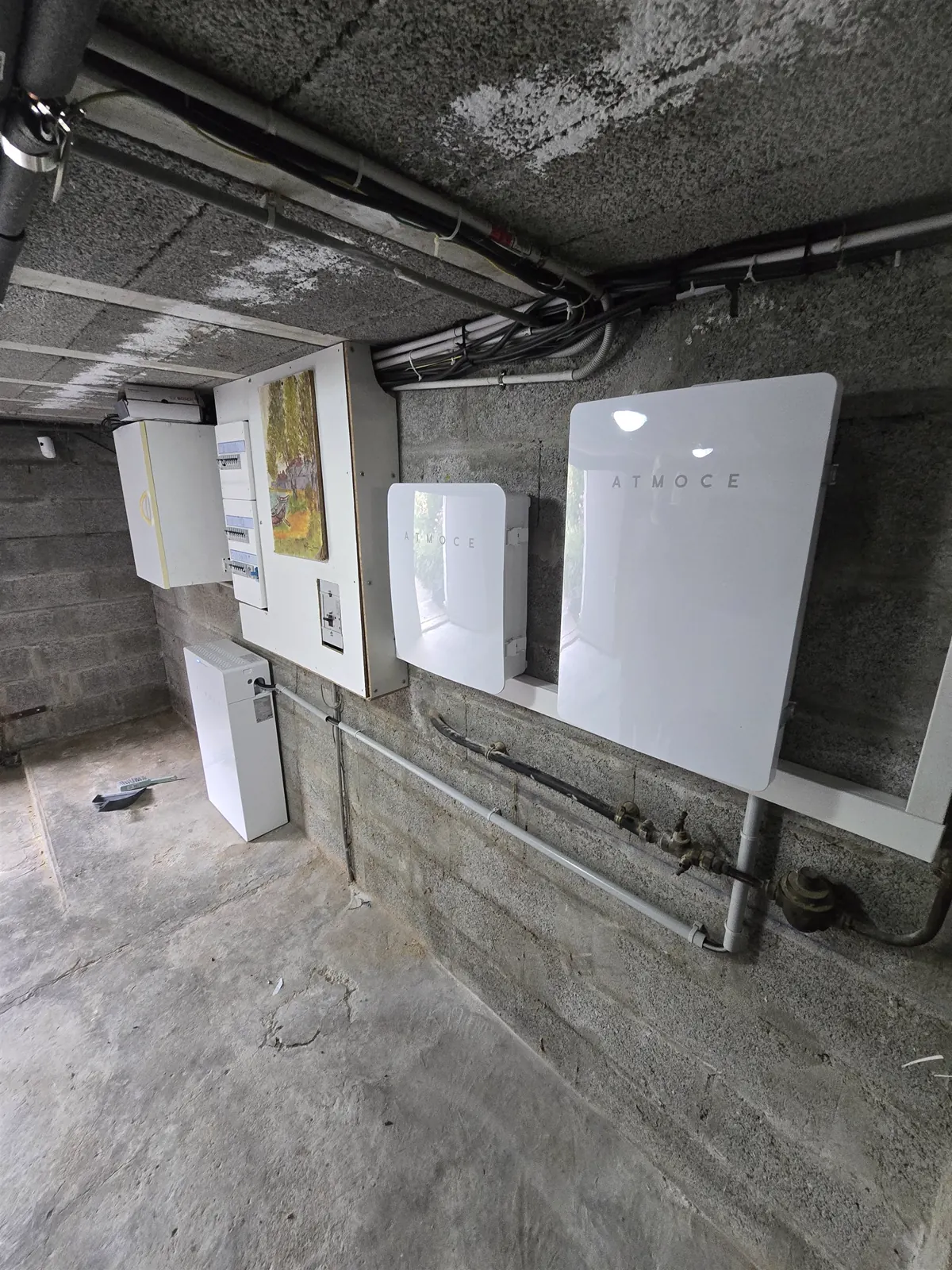 Deux batteries Atmoce et leur coffret — chantier SOLAUREA à Bourgoin-Jallieu