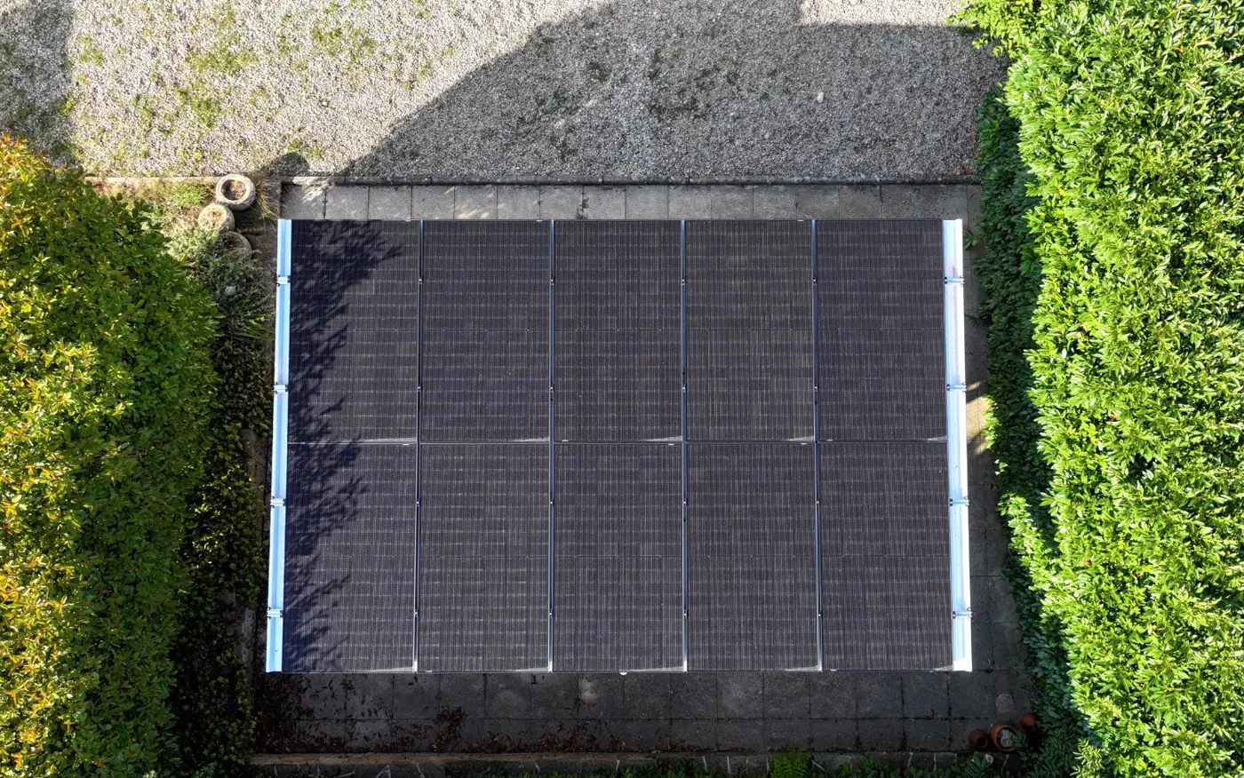 Vue drone d'une pergola solaire — chantier Solaurea à Biol