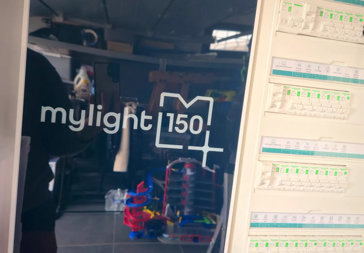 Coffret de pilotage MyLight150 installé à côté du tableau électrique Schneider