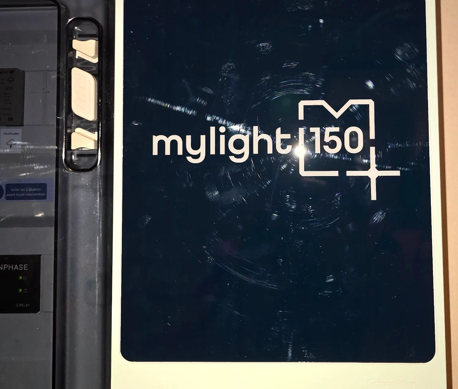 Façade du coffret MyLight150 intégré au tableau, micro-onduleurs Enphase à côté